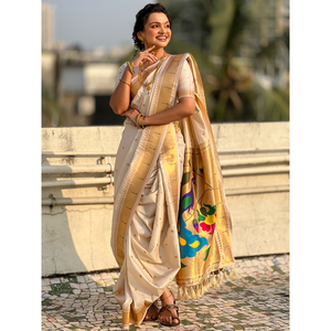 Sari Nauvari Paithani de Seda Blanca Suave Elite Weaves con Motivos de Polka Tejidos con Zari y Pallu de Pavo Real para Bodas - Product Image 3