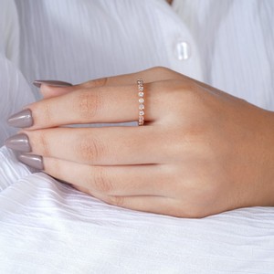Bague d'éternité élégante pour femme en or rose avec pierres blanches rondes, cadeau d'anniversaire, bijoux raffinés pour usage quotidien - Product Image 6