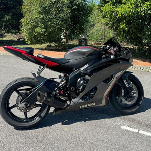 Moto de course sportive aérodynamique pour la vitesse extrême, Yamaha YZF R6 600cc d'occasion, stabilité et performances en virage. - Product Image 6