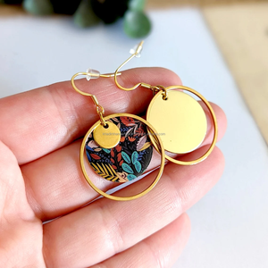 Boucles d'oreilles en bois faites à la main avec pierre principale en résine et perle, bijoux élégants pour mariages, fêtes, fiançailles et cadeaux - Product Image 3