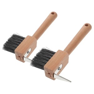 Brosse à sabots pour chevaux avec manche en bois – Outil fiable pour le nettoyage des sabots, prise en main confortable, outil de toilettage pour la ferme, pics de toilettage - Product Image 3