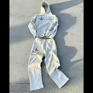 Conjunto de Sudadera con Capucha y Pantalones Deportivos de Algodón Pesado con Lavado Ácido Personalizado, Estilo Y2K con Pedrería, Fabricante Mayorista de Ropa Urbana - Product Image 4