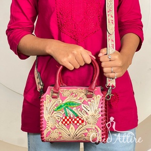 Bolso de Hombro de Cuero Vacuno Grabado a Mano con Diseño de Girasol, Estilo Personalizado de Lujo para Mujer, Bolso de Viaje Tipo Duffle, Súper Oferta de Septiembre - Product Image 1