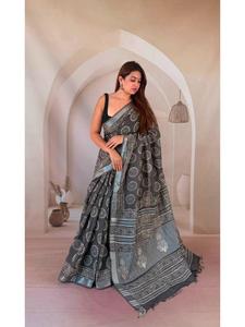 Conjunto de Saree de Lino Teñido Naturalmente con Blusa con Patrones Únicos Impresos a Mano y Detalles Hechos a Mano para la India Moderna - Product Image 1