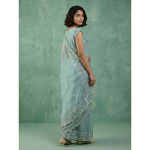 Sari en soie pure Chanda pour femme Elite Weaves, broderie florale élégante, travail Schiffli Resham Zari, bordure ajourée – Idéal pour les mariages - Product Image 3