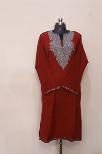 Kurta Roja de Cachemira para Niñas, Hecha a Mano, con Bordado Paisley, Cuello en V, Manga Corta, Estilo Modesto Básico para Uso Diario, Estilo India-Pakistán - Product Image 1