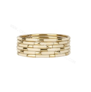 Conjunto de brazaletes étnicos de resina y latón color crema dorado, hechos a mano para mujer, joyería para fiestas. - Product Image 4