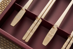 NOBBAN Anseong Juego de Cucharas y Palillos de Latón Tradicional Coreano Forjado a Mano de Primera Calidad con Motivo de Tortuga, Estilo Bangjja Yugi, para 4 Personas - Product Image 1