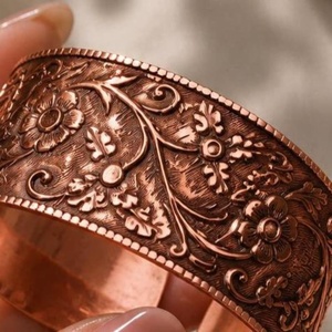 กำไลข้อมือทองแดงแกะสลักลายดอกไม้ ดีไซน์เปิดแบบนูน งานฝีมือโลหะทำมือ เครื่องประดับโลหะ - Product Image 2