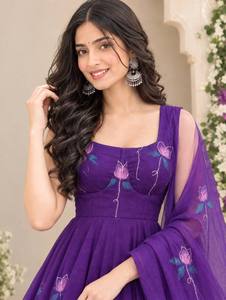 Ensemble Anarkali imprimé numérique violet avec jupe évasée et pantalon - Product Image 2