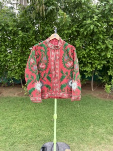 Chaqueta de Bordado Heritage Luxe TNT para Mujer |   Ropa Exterior de Diseño Floral de Algodón Hecha a Mano - Product Image 6