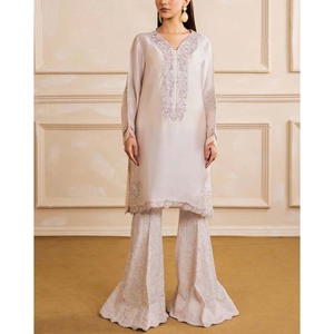 Shalwar Kameez brodé élégant pour femmes, tenue culturelle classique, tissu doux, vêtements modestes pour femmes, vêtements traditionnels pakistanais. - Product Image 1