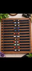 La imagen muestra una colección completa de 12 pulseras de acero inoxidable con cristales y cuentas de los signos del zodiaco, con piedras naturales. - Product Image 6