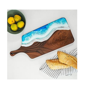 Planche à découper en résine époxy et bois, design rivière, avec poignée, à prix abordable - Product Image 1