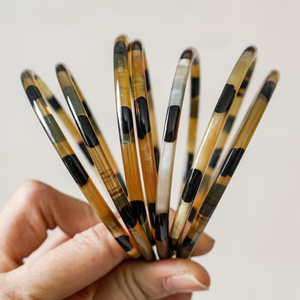 Pulseras y brazaletes de cuerno genuino en un elegante tono natural, joyería ligera y duradera de Perfect Enterprises - Product Image 4