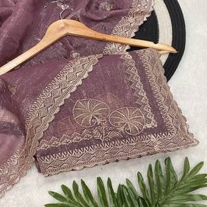 ผ้าไหมซาร์นาพรีเมียม VASTRA COTTAGE พร้อมลายพิมพ์ดิจิทัลลายดอกไม้สีสันสดใส ขอบผ้าประดับด้วยดิ้นทองอย่างหรูหรา และพู่ห้อยทำมือ - Product Image 2