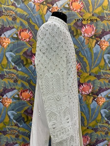 Traje de Novio Sherwani Imperial Taj Heritage Plateado, Blanco Impecable, con Detalles de Perlas Plateadas y Cuentas Codificadas - Product Image 3
