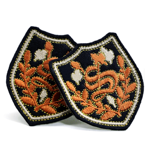 Parche Bordado Termoadhesivo con Diseño de Hoja Naranja en Forma de Escudo sobre Fondo Negro, Aplique de Tela Tejida para Accesorios de Ropa - Product Image 1