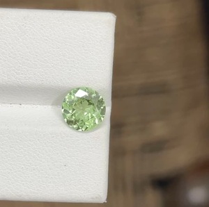Tsavorita Verde Natural, Corte Redondo, 1.62 Quilates, 7.80mm, con Juego de Color para Joyería - Product Image 1
