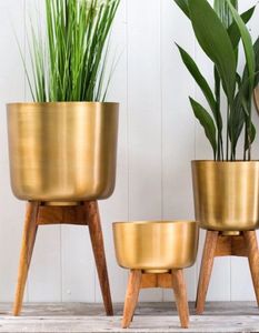 Pot de fleurs traditionnel spacieux en métal, alternative au poterie, avec finition sculptée à la main, pour cultiver des herbes et des fleurs, design durable - Product Image 1