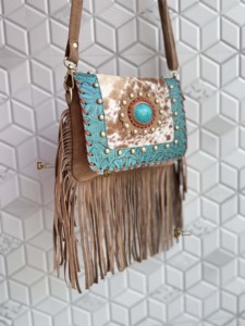 Sac bandoulière artisanal en cuir de vachette avec franges et pierres turquoise, style bohème gypsy, multi-usages, pour femme - Product Image 4
