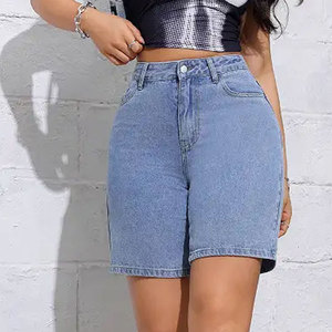 Short en jean bleu clair taille haute avec fermeture boutonnée, style décontracté, coupe classique, finition délavée - Product Image 1