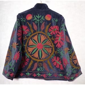 Veste en velours Suzani faite à la main pour femmes, manteau brodé en coton style bohème - Product Image 4