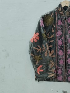 Veste artisanale en velours brodée Suzani, style vintage, pour festival, manteau d'hiver, vêtement bohème, blazer - Product Image 4