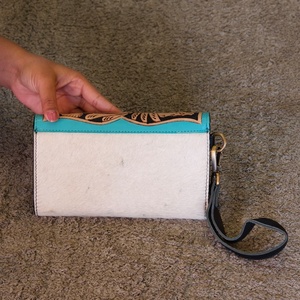 กระเป๋าคลัทช์หนังวีนัส ดีไซน์หรูหรา แกะสลักด้วยมือจากหนังวัวแท้ พร้อมสายคล้องมือ ป้องกัน RFID ความจุขนาดใหญ่ ปิดด้วยกระดุม - Product Image 2