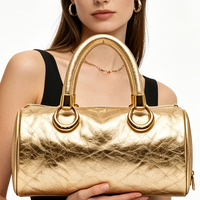 Mini sac cylindrique en cuir verni froissé avec poignées épaisses en anneau doré pour femme