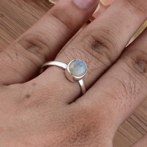 Bague de mariage classique en pierre de lune arc-en-ciel naturelle, argent sterling 925, délicate, pierre de naissance de février, bijou minimaliste en pierre précieuse - Product Image 4