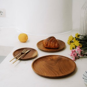 Assiette plate ronde en bois, faite à la main, en bois massif, design minimaliste, plat de service pour la décoration de table - Product Image 6