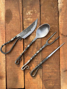 Ensemble d'ustensiles légers faits à la main par Edge Master Manufacture, 4 pièces, en acier au carbone avec étui en cuir - Product Image 2