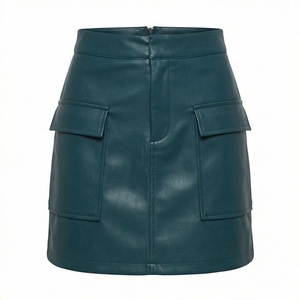 Jupe courte en similicuir pour femme, taille haute, style cargo avec poches, couleur unie, finition brillante, à porter en toutes saisons - Product Image 1