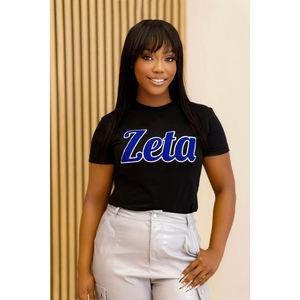 Camiseta Zeta Chenille Azul con Letras Blancas Bordadas, Ropa de Sororidad, Algodón, Vida Universitaria Griega, Camiseta Bordada para Mujer - Product Image 5