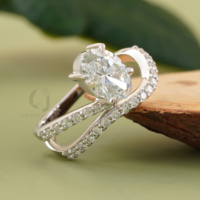 Bague de fiançailles, d'anniversaire et de mariage moderne en or blanc 14 carats avec diamant de laboratoire ovale VVS VS EF 1,51 carat, sertie pavé, à double sangle