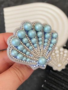 เข็มกลัดปักลายดอกกุหลาบประดับลูกปัดจาก MD HANDICRAFTS สำหรับชุดแต่งงานและงานเลี้ยงสำหรับเด็กอายุ 16-20 ปี - Product Image 3