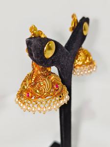 Boucles d'oreilles Jhumka en or massif 22 carats, style antique, motif Lakshmi, faites à la main, avec émeraudes vertes et perles naturelles - Product Image 2