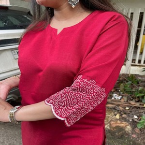Conjunto de Kurta y Pantalón VASTRA COTTAGE Rosa con Bordado, Mangas Tres Cuartos, Traje Étnico Elegante para Mujer - Product Image 2