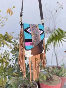 กระเป๋าหนังแท้ทำมือ กระเป๋าหนังวัวแท้ลายแอซเท็ก พร้อมพู่ห้อยแบบผ้าห่ม กระเป๋าสะพายข้างขายดีสำหรับผู้หญิง - Product Image 2