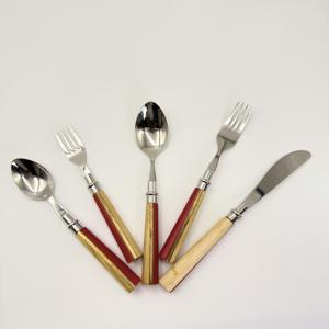 Ensemble de couverts réutilisables en acier inoxydable poli miroir avec manche en résine et bois pour mariages et banquets - Product Image 4