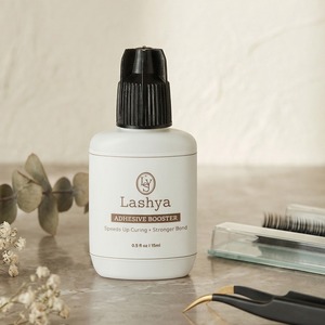 [Lashya] น้ำยาเร่งการติดขนตา Lash Adhesive Booster สำหรับขนตาวอลลุ่มและขนตาแบบคลาสสิก 15 มล. กลิ่นน้อย - Product Image 2