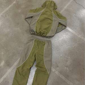 Ensemble de survêtement léger et personnalisé pour homme : veste coupe-vent en nylon avec fermeture éclair détachable et pantalon de survêtement en nylon - Product Image 2