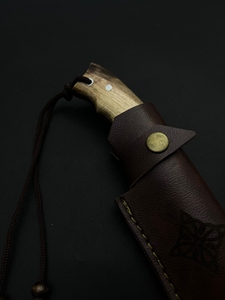 Cuchillo de Supervivencia para Camping, Senderismo y Caza, Acero Inoxidable 4116, Hoja Fija con Borde Parcialmente Dentado, Mango de Madera de Nogal y Funda de Cuero - Product Image 3