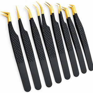 Pinces à cils noires de haute qualité avec pointes dorées de précision et poignées ergonomiques texturées antidérapantes - Product Image 3