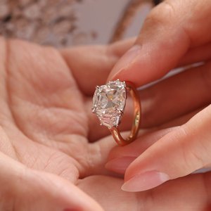 Bague de fiançailles en or blanc 14 carats avec diamant de laboratoire taille coussin certifié IGI 4,5 carats, accents trapézoïdaux, directement du fabricant - Product Image 1