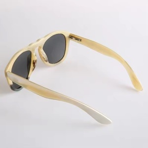 Gafas de sol hechas a mano con montura de cuerno de búfalo natural pulido. - Product Image 2