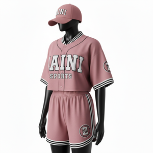 Ensemble short de baseball pour femme en tissu polyester lisse premium 180 gsm, rose poudré, avec bande latérale et logo brodé. Ensembles pour femmes. - Product Image 4