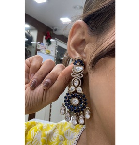 Atractivos pendientes colgantes de latón chapado en oro de primera calidad para mujer, ideales para bodas y ocasiones especiales. - Product Image 1