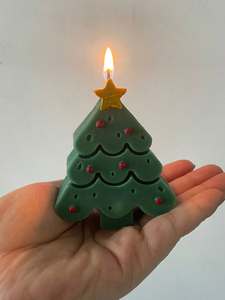 Bougie parfumée en cire de soja naturelle, senteur sapin de Noël, du Vietnam, pour la décoration saisonnière, les cadeaux, les tables, les fêtes et les événements - Product Image 1